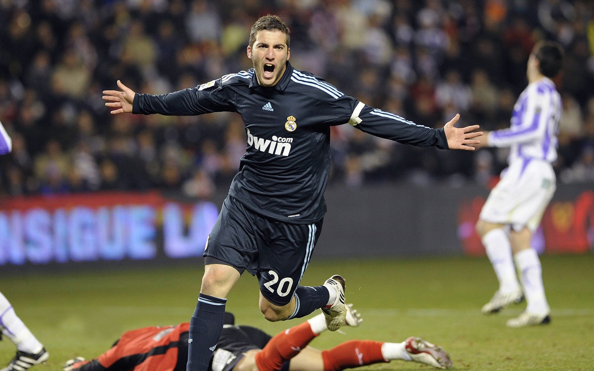 世界杯：裁判与解说的“错判与口误合集”成热门剪辑 类型化幽默被球迷追捧